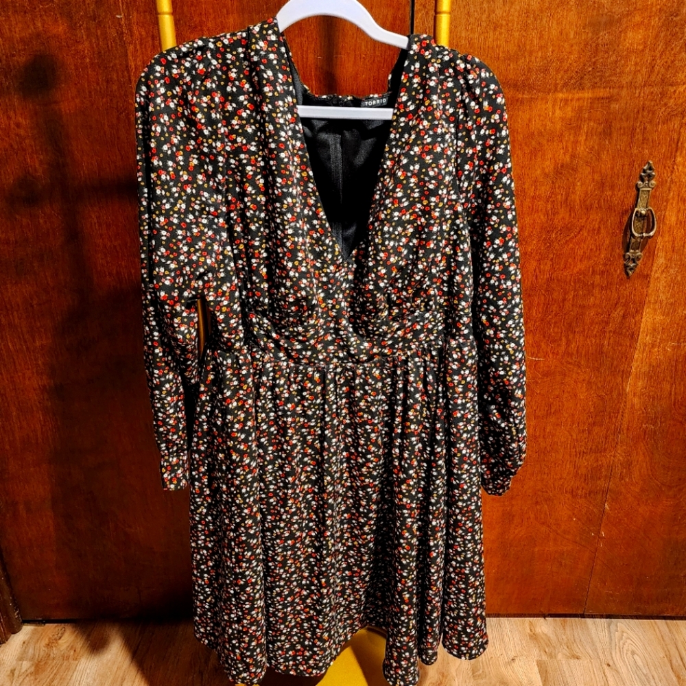 Torrid sz 22 long sleeve tiny floral dress